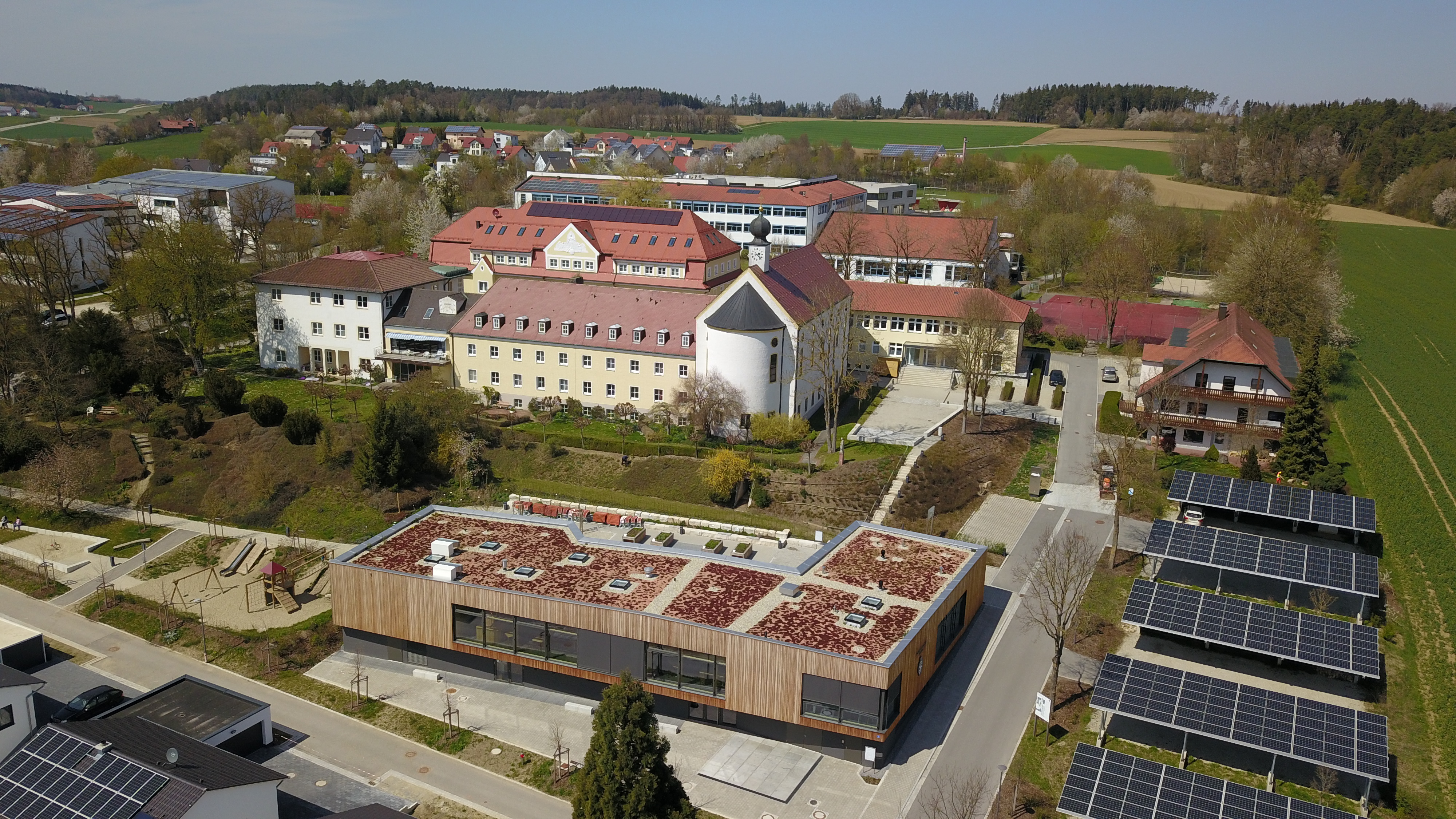 Kloster mit PV-Carports und Klosterbräustüberl